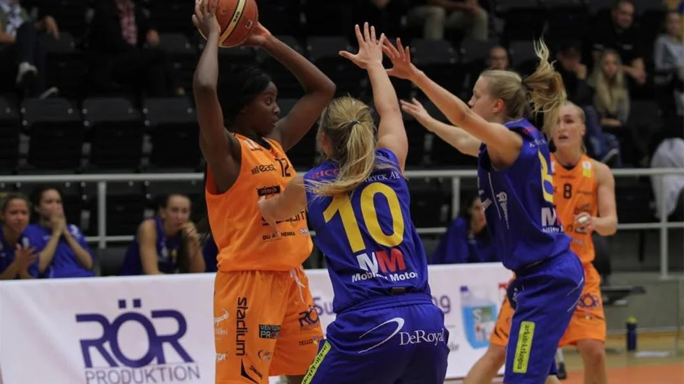 Tanya Massamba och Dolphins vann som väntat ligapremiären mot Solna i Stadium Arena.
Foto: Josefin Eriksson