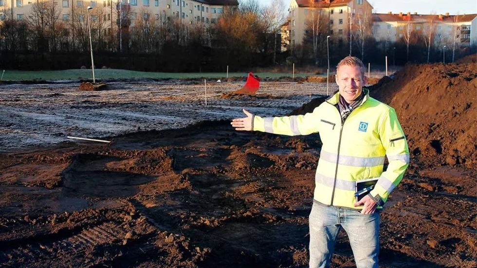 - Så snart marken här på Ljurafältet är sanerad, hoppas jag vi får en byggbeställning av HSB, säger Anders Whass från ED Bygg, som ska ansvara för byggnationen.