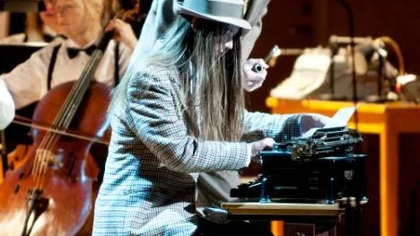 Ludwig "Ludde" Wetterberg svarar för några otippade inslag, skrivmaskinist och headbangare.