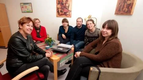 Första planeringsmötet hölls på tisdagen inför den kommande skulpturparken i Skärblacka, från vänster Mosstorpsskolans rektor Rosia Westerholm, läraren Soli Renblom, konstnärerna Jenny Berntsson och Felice Hapetzeder samt Ellika Kundel och Susanne Ewerlöf från Norrköpings Konstmuseum.