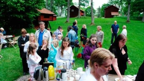 Kö till tårtbordet.