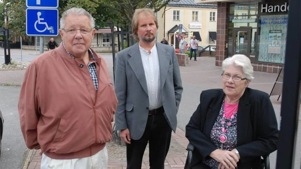 Lasse Eriksson representerar Diabetikerförbundet, Stefan Carlsson (V) är ordförande och Ulla Johansson representerar Reumatikerförbundet i Kommunala handikapprådet.