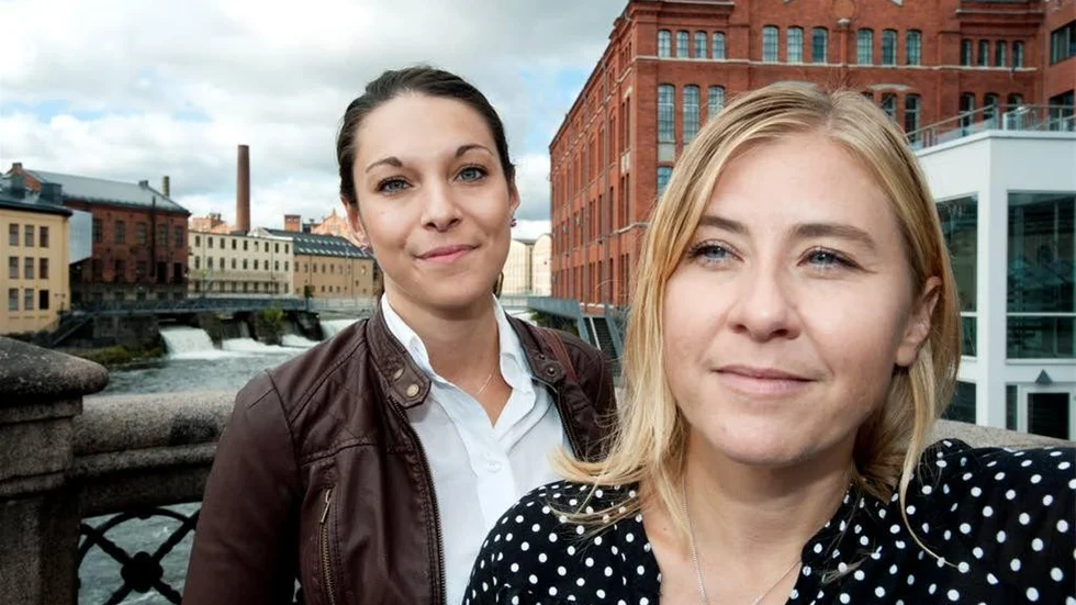 Teresa Carvalho, 29 och Louise Malmström, 41... mitt i det både gamla och nya Norrköping kring Bergsbron och Skvallertorget.