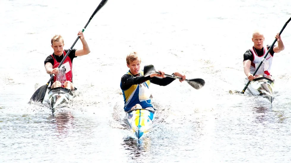 BLÅGUL. Finspångs Joakim Lindberg (mitten) paddlar igång tävlingssäsongen med landslaget i italienskt vatten.