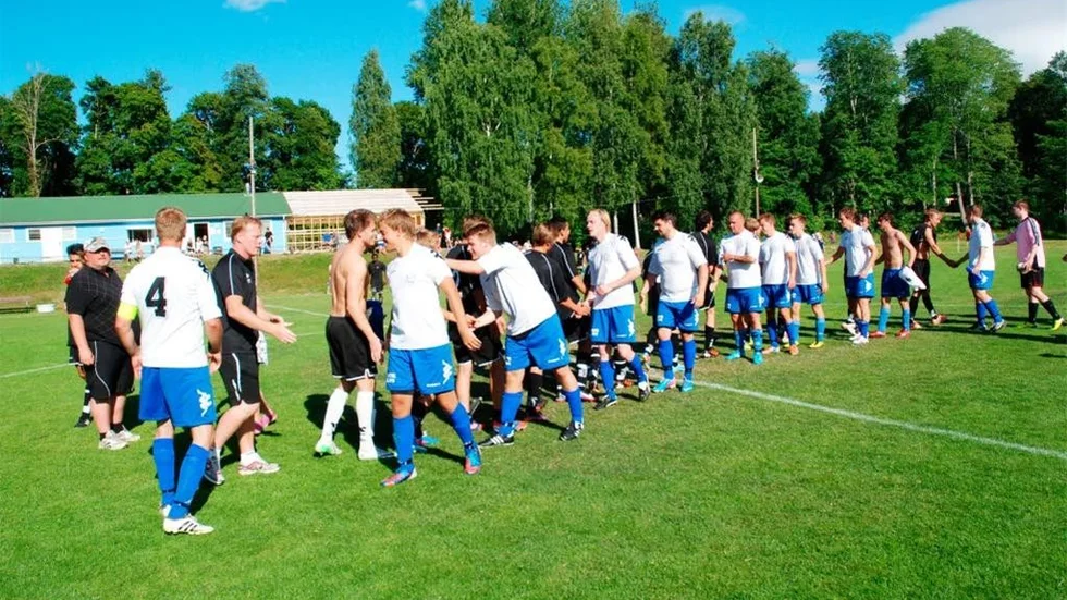 Brukscupen blev ett avbrott i sommaruppehållet. Här tackar vinnarna Lotorp av FFK efter finalen.