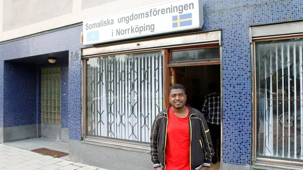 Said Hassan hjälper till på Somaliska ungdomsföreningens möte. Han är också aktiv i projektet "Konstpimpa".