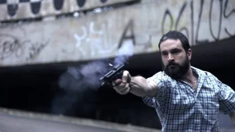 Afonso Poyart gör en actionladdad och underhållande debutfilm om en plan som Edgar (Fernando Alves Pinto) iscensätter.