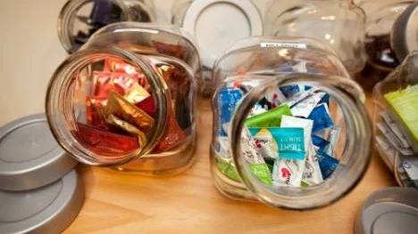 På Ungdomsmottagningen kan killar och tjejer köpa kondomer och andra produkter.