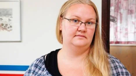 Elin Franssons elvaårige son har fått köpa energidryck i en butik i Finspång. Nu vill hon uppmärksamma andra föräldrar.