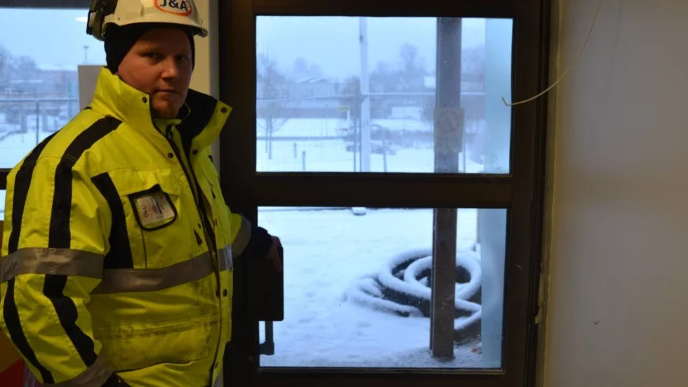 Tredje inbrottet. Här visar platschefen Jonas Lemon, var det tredje inbrottet skedde på Bergska skolan. Dörren i bakgrunden bröts upp och blev skev och helt förstörd.