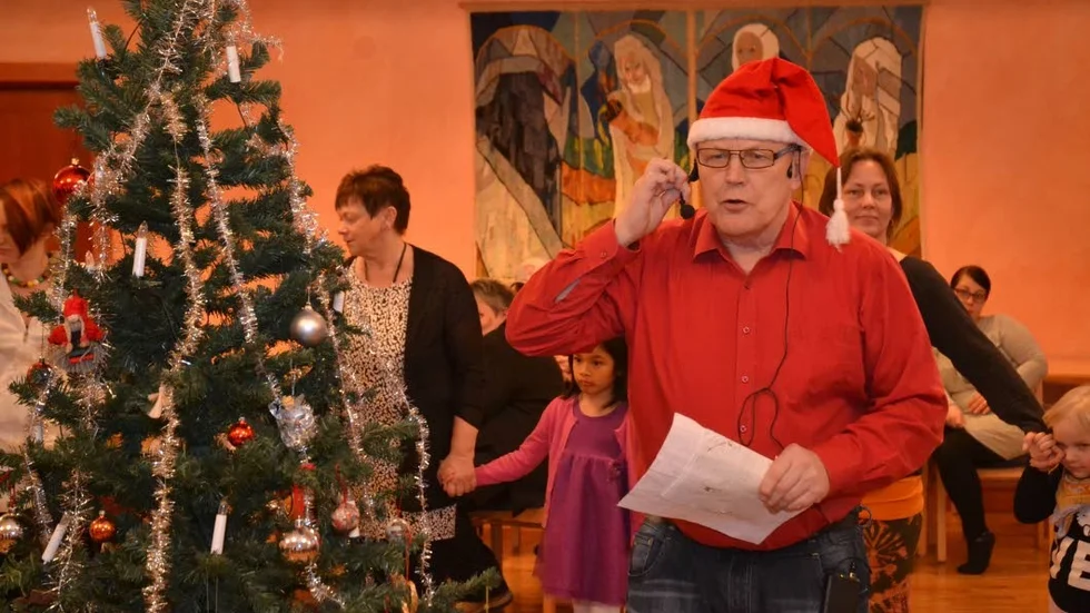 Höll i dansen. Rolle Cratz höll i dansen kring julgranen på Mariagården, vid söndagens julgransplundring.