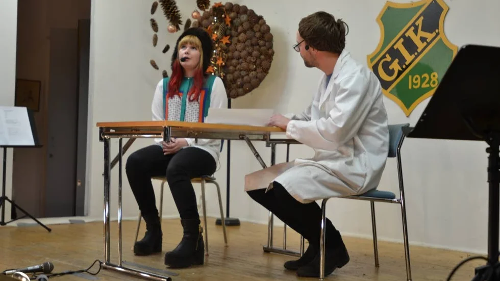 Hos doktorn. Ett roligt nummer hos doktorn, levererade Amanda Nilsson och revydebuterande Magnus Aktner i revyn i Grytgöl.