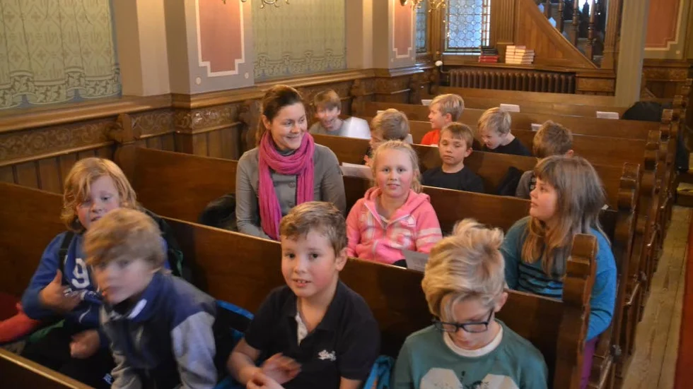 Lever med. Barnen lever med i Julspelet i Finspång, på ett härligt sätt. Här ses några av eleverna från Svälthagsskolan med läraren Jensine Johansson precis innan Julspelet börjar i Slottskapellet.