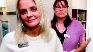 - Vi ska alltid prova med hemtjänst först och se om det kanske räcker till, berättar Theresia Enström och Helene Axelsson som arbetar som handläggare i äldreomsorgen och utreder hjälpbehovet. Utredningsenheten hade öppet hus på tisdagseftermiddagen.