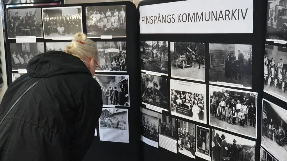 Arkivbilder. Många bilder från Finspångs kommunarkiv, visades i kommunhuset under Arkivens dag på lördagen och rönte stort intresse.