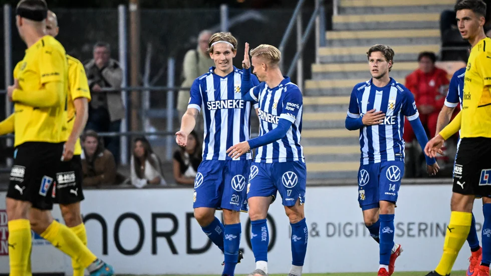Johan Bångsbo, till vänster, gjorde sitt första allsvenska mål när Göteborg besegrade Mjällby.
