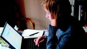 Foto: PRESSENS BILD Via internet kan man själv sköta sina fondaffärer.