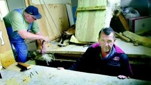 Foto: ANDERS LILJEGREN Jan-Olof Carlzén, till vänster, och Håkan Storm har gått igenom trossbotten i det gamla klubbhuset på Ljungheden.