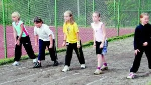 Hanna Nelson, Blankaholm, får iväg ett långt kast med liten boll. Lärare Evy Åberg är ansvarig för tävlingsgrenen.
I startgropen för 80 meter är från vänster, Lina Andersson, Hjorted, Linnéa Holmberg, Blankaholm, Linnéa Pettersson, Totebo, Lovisa Edvardsson och Sanna Gustavsson, Hjorted.
Intresserade av resultaten är Jimmy Ottosson, Hjorted, och Toteboflickorna Frida Johansson, Amanda Ottosson och Emma Johansson.