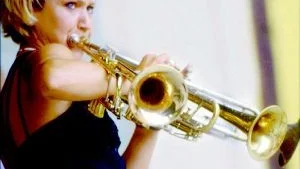 Gunhild Carling och hennes swingband underhåller på Club Spisa på torsdag kväll.