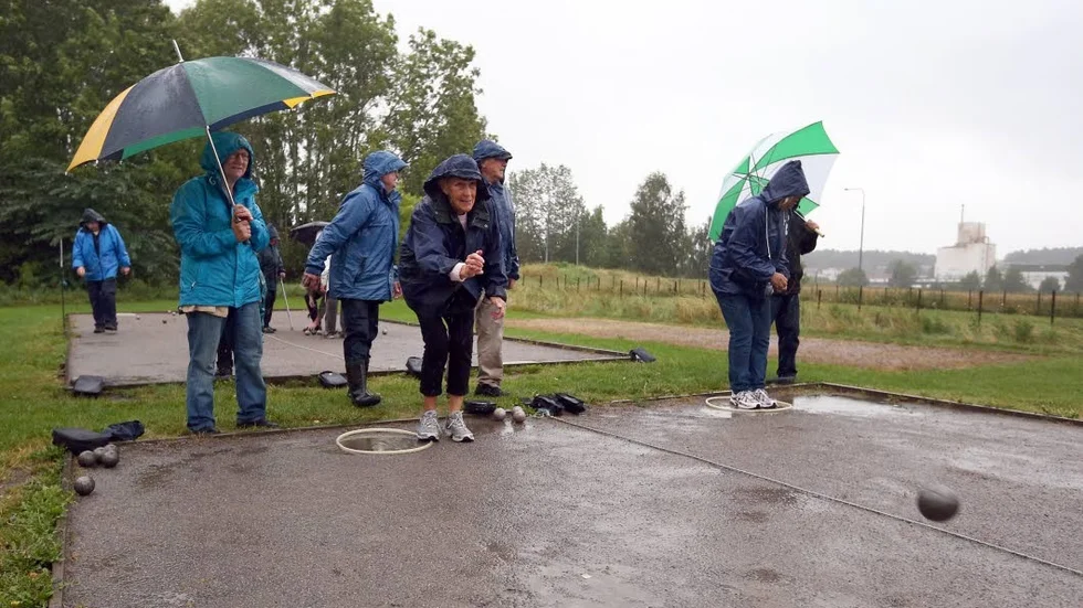 I ur och skur, det kan man verkligen säga om Kimstads boulegrupp som inte låter lite regn hindra dem.