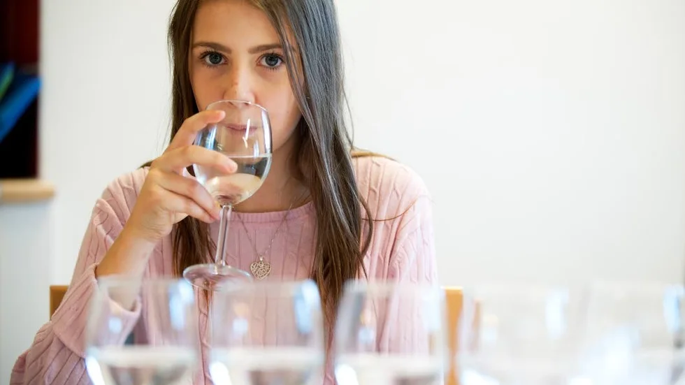 Provsmakning av vatten. Ebba Johansson som går i sexan på Ljuraskolan blev uttagen till juryn efter att hon fått beskriva smaken på en citron utan att nämna ordet surt.