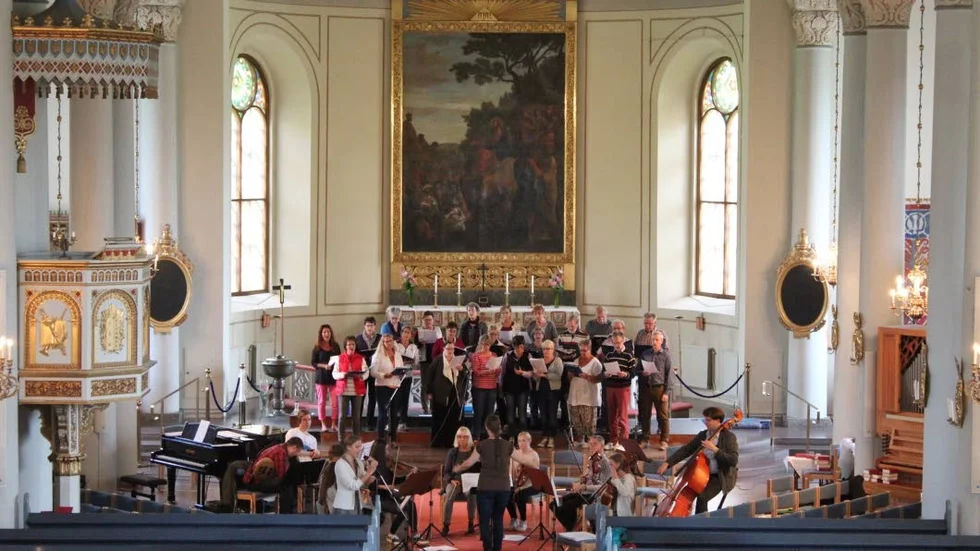 Kyrkokonsert. På lördag kväll arrangeras en välgörenhetskonsert i Risinge kyrka. Bilden är från en repetition nyligen.