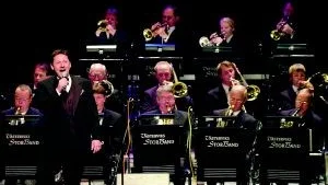Foto: ANDERS LILJEGREN Sångaren Erik Gullbransson och Västerviks storband bjöd på elegant underhållning i Bryggaren.