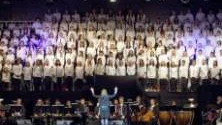 Här ses några av dagens 500 elever i Norrköpings Musikklasser, som bildade kör vid 50-årsjubileeet i Stadium Arena i lördags. Framför dem sitter ett 20-tal musiker ur Norrköpings Symfoniorkester.