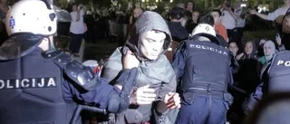 Christian hamnade mitt i demonstration