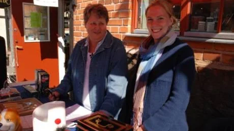 Ylva Nylin och Angelica Filipsson lägger gärna tid på att göra det bättre för "sina" barn i Tanowo.  Foto: Lillemor Molin