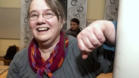 - Jätteroligt att få det här uppdraget som kommunalråd, sa en glad Mona Olsson, efter Vänsterpartiets val på söndagskvällen. Och det är nog inte så dumt att vara lite äldre och erfaren när det gäller det här uppdraget inom vård och omsorg.