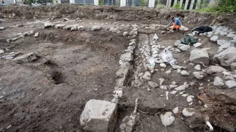 Stenraden i mitten markerar högervägg till den nu utgrävda byggnad, som uppenbarligen är från Louis de Geers 1600-tal och som då mycket väl kan ha utgjort stallet.
