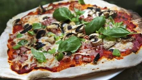 Vetesurdeg som mjölas lite mer och kavlas ut ger galet goda pizzor.  Foto: Dan Strandqvist