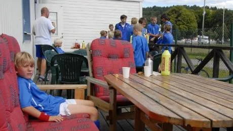 Viktigt att också återhämta sig. Fritz Karlsson, 7 år, hänger i soffan en stund.