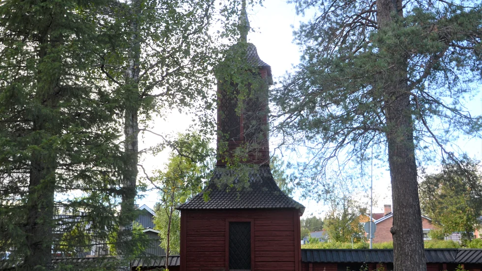 Klockstapeln vid Gamla kyrkan.