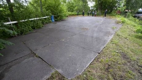 Betongplattorna på toppen av Sylten är från utställningstiden. Då låg här en servering med på ena sidan utsikt över utsättningsområdet strax nedanför och på andra sidan Bråviken.