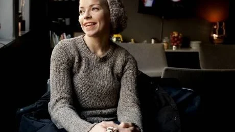 Petra Marklund blev September         med svenska folket efter tv-succen "Så mycket bättre". I dag är hon gästartist i konserten med Salem Al Fakir och SON. "Det blir väldigt vackert"          lovar Petra från soffan på Hotel Princess.Foto: Anita Kjellberg