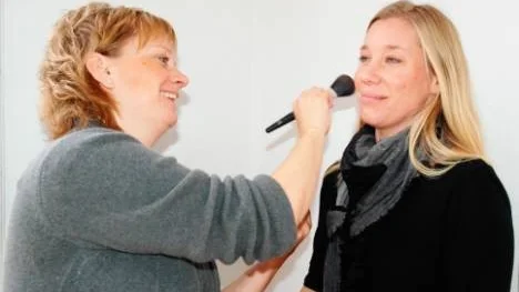 Sminktips kommer också att erbjudas i den nya butiken. På bilden sminkar Caroline Löfgren kollegan Elisabeth Andersson.