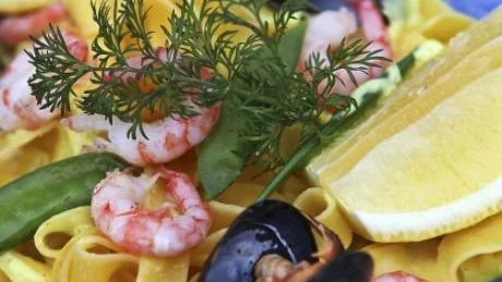 Pasta med skaldjur och citronsås är lättlagad festpasta.