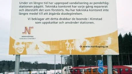 Tekniska kontoret har satt upp en informationsskylt om att det är stopp för reparationer vid pendeltågstationen i Kimstad den närmaste framtiden.