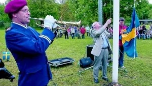 Kjell Ågren hissade, med assistans av Åke Henrysson, flaggan vid firandet i Bruksparken. Musikskolans musikledare Håkan Forsberg spelade. 
Foto: Titti Olovsson (0122-131 75)
titti.olovsson@folkbladet.se