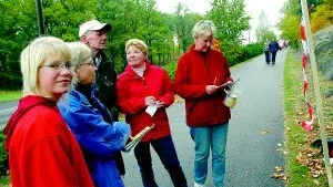 Det var givetvis naturfrågor som gällde i tipspromenaden på Naturens dag. Från vänster deltagarna Julia Leek, Gerd Leek, Roland Johansson, Birgitta Karlsson och Marita Johansson. 
Foto: Carolina Häggkvist