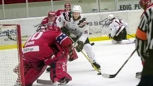 Hästen imponerade i hemmapremiären. Här sätter Jens Persson 3-2 i matchen mot topptippade Huddinge.
Foto: Janne Forsby (011-200 464)
janne.forsby@folkbladet.se