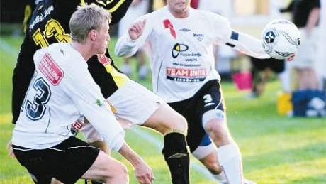 Smedbys målkung Mikael Karlsson var tillbaka i laget igen men inte ens han kunde sänka Kenty i gårdagens toppmatch. Sais tappade därmed två poäng till Gullringen, men leder ändå serien med en poäng. 		            Foto: Robert Svensson
Foto:Robert Svensson, 011-200 463
