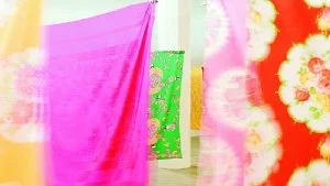 "En tvättkvinna". Kimsoojas installation med koreanska sängkläder på Magasin 3 i Stockholm.
Foto: Från Magasin 3