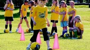 Hanna Karlsson tränar dribbling på Björkliden och beundras av en grupp kompisar i Landslagets Fotbollsskola för åldrarna 6-13 år.
Foto: Titti Olovsson (0122-131 75)
titti.olovsson@folkbladet.se