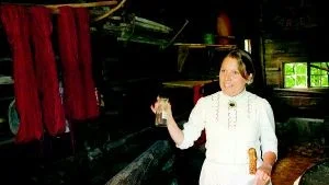 Guidning på Färgargården. Sofia Hamqvist berättar hur det gick till i ett färgeri på 1800-talet. Foto: Niclas Sandberg