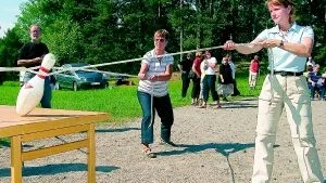 Att hålla balansen på en bowlingkägla med hjälp av rep, är inte det lättaste, men skolcheferna Berit Turesson från Kvartetten och Ewa Wessman från De Geerskolan lyckas riktigt bra.
Foto: Ola Axman