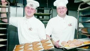 Bröderna Krister och Ronny Anderzen driver Jurslas största företag i form av Åby Konditori och Bageri och ses här med ännu en laddning färskt, lokalt bakad bröd! Foto: Emelie Gustafsson